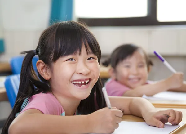 De gelukkige kinderen in de klas — Stockfoto