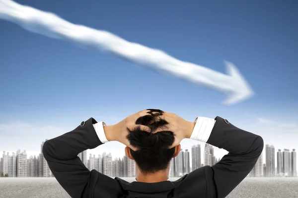 Geschockter Geschäftsmann sieht herabstürzende Finanzlinie durch Wolke — Stockfoto