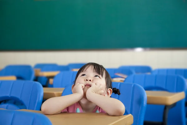 Asiática menina estão pensando na sala de aula — Fotografia de Stock