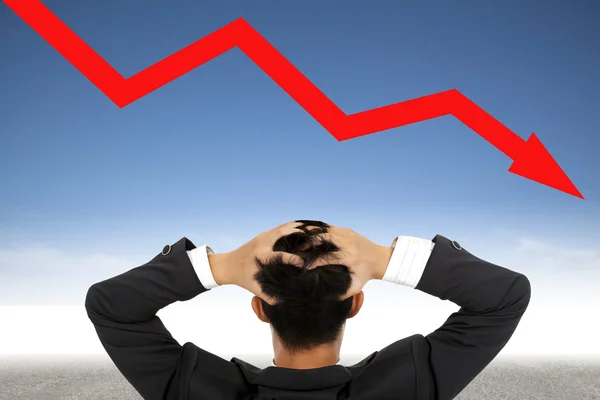 Depression affärsman titta på fallande ekonomisk linje — Stockfoto
