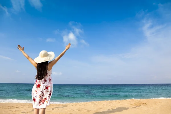 Gelukkige vrouw op het strand — Stockfoto