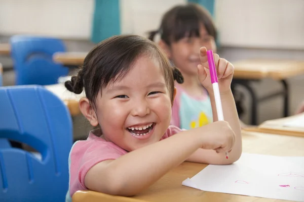 快乐的小女孩在教室里画张画 — 图库照片