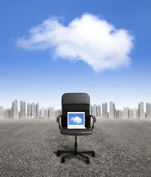 Computador na cadeira de escritório e conceito de computação em nuvem de negócios — Fotografia de Stock