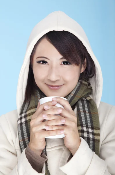 Kış giyim ve holding kahve Kupası giyen genç kadın — Stok fotoğraf