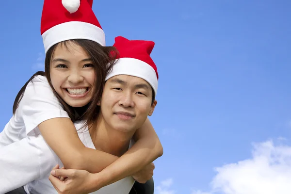 Νέοι ευτυχισμένο ζευγάρι Ασίας σε καπέλα Χριστουγέννων — Φωτογραφία Αρχείου