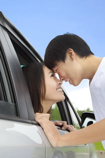 Romantyczna para patrząc na siebie w samochodzie — Zdjęcie stockowe
