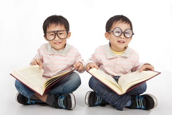 Niños felices con un gran libro con gafas negras —  Fotos de Stock