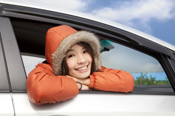 Молодая женщина в машине с зимней одеждой — стоковое фото
