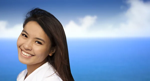 Piękne azjatyckie młoda kobieta z tle niebieski ocean — Zdjęcie stockowe