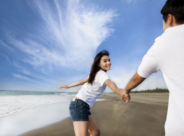 快乐的亚洲夫妇在海滩上运行 — 图库照片