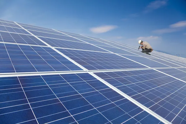 Primer plano panel solar y trabajador profesional instalación solar fotovoltaica —  Fotos de Stock
