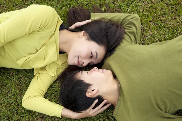 Молодая азиатская пара влюблена в траву — стоковое фото