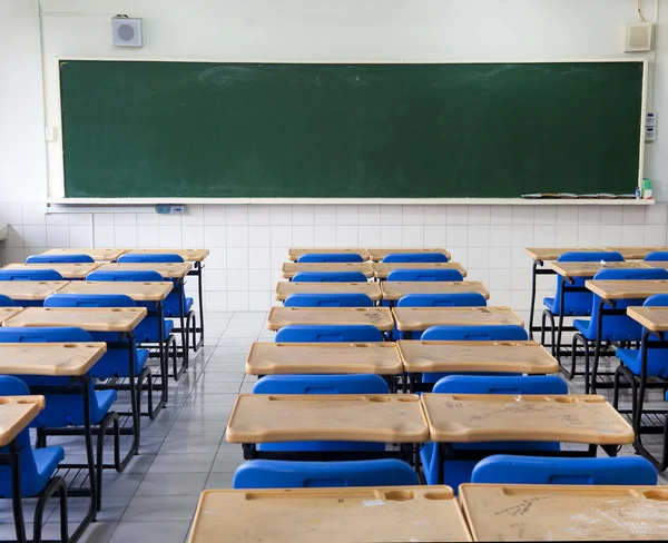 Klassenzimmer und Tafel — Stockfoto