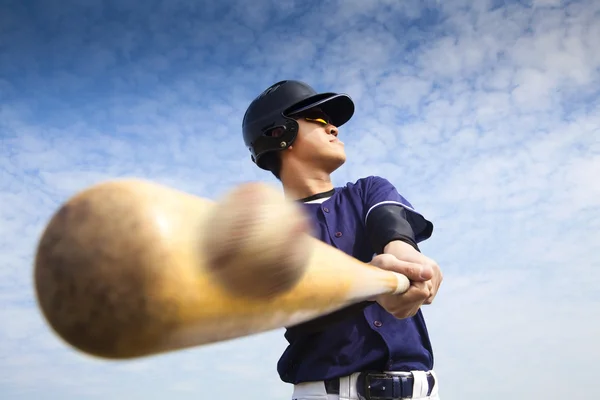 Jogador de beisebol batendo — Fotografia de Stock