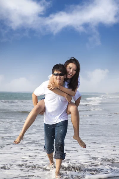 Casal asiático apaixonado desfrutar de férias de verão na praia — Fotografia de Stock