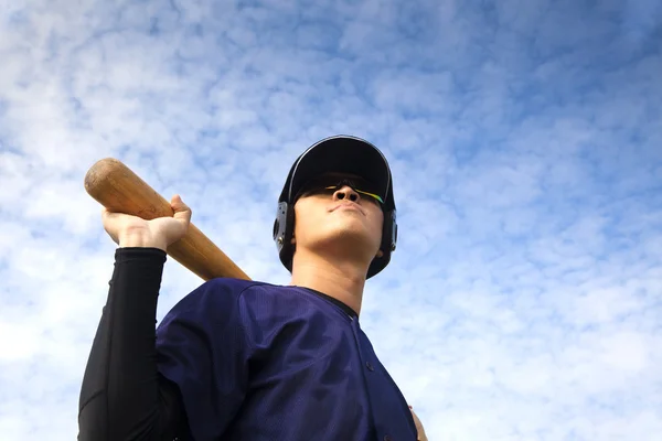 Jovem jogador de beisebol com morcego — Fotografia de Stock