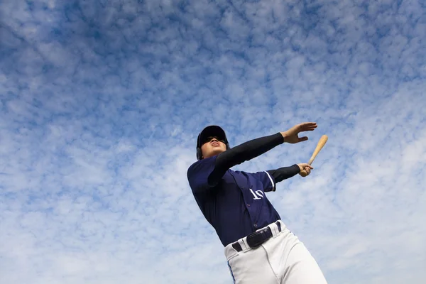 Jovem jogador de beisebol tomando um balanço — Fotografia de Stock