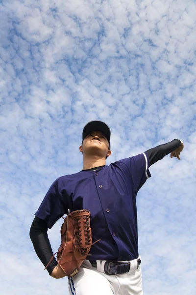 棒球投手与云背景下微弱 — 图库照片