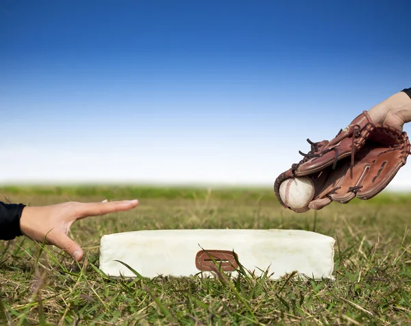 Bezpečné a vytlačit concept.baseball hráč se snaží dotknout základnu — Stock fotografie