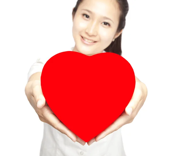Mladá žena drží symbol červené srdce — Stock fotografie