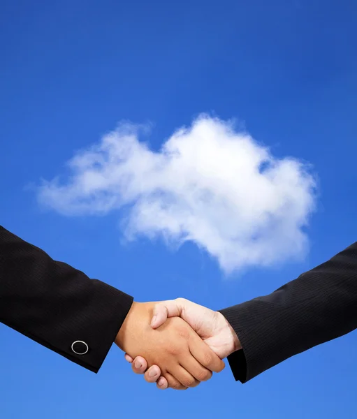 Бизнес-рукопожатие с концепцией облачных вычислений — стоковое фото