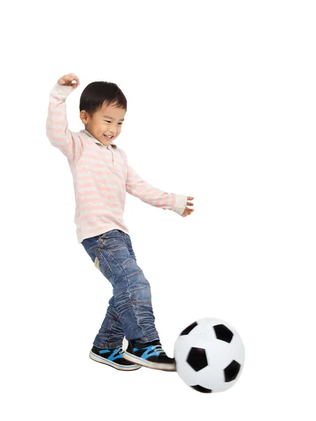 快乐的亚洲孩子踢足球隔绝在白色背景上 — 图库照片