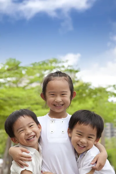 Tre glada asiatiska barn — Stockfoto
