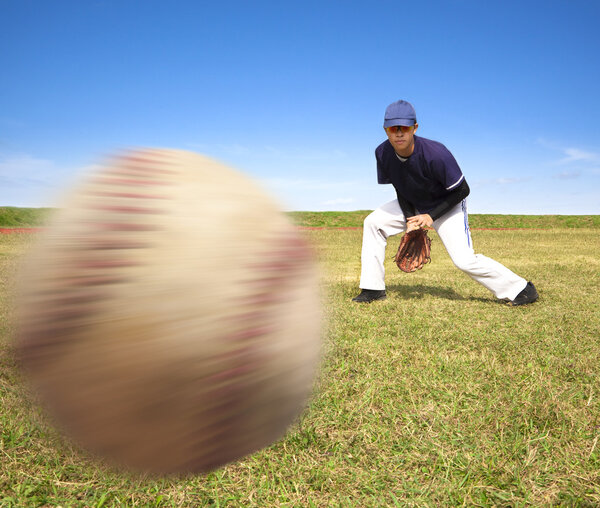 Бейсболист готов поймать быстрый мяч
