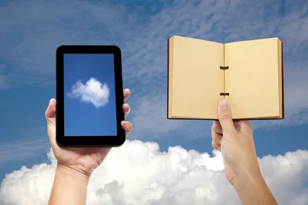 Ręka trzyma książki i tablet pc z chmury obliczeniowej koncepcja — Zdjęcie stockowe