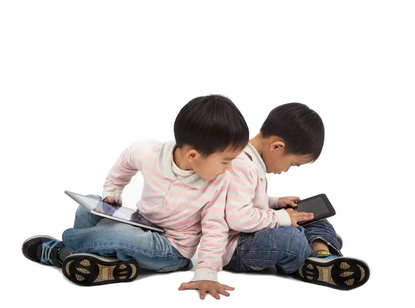 Kinderen met behulp van tablet pc en geïsoleerd op wit — Stockfoto