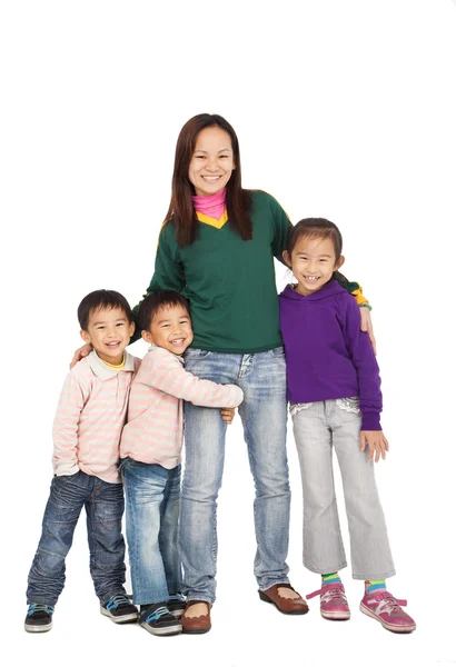 Mãe asiática feliz com sua família — Fotografia de Stock