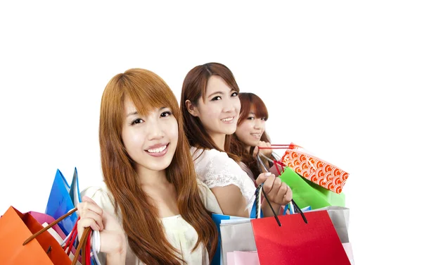 Tre unga kvinnor med shopping väska och isolerad på vit bakgrund — Stockfoto