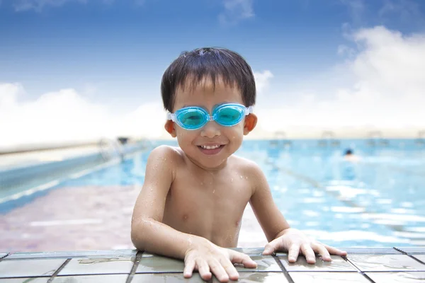 Happy kid in het zwembad — Stockfoto