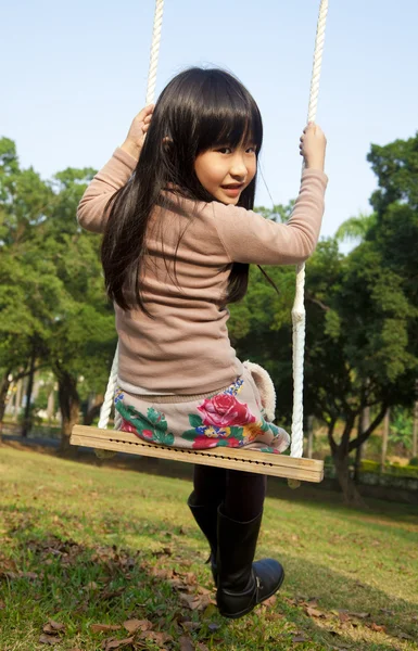Petite fille sur le swing — Photo