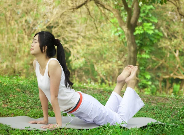 Yoga jonge vrouw op park — Stockfoto