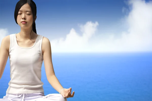 Yoga kadın mavi okyanus kökenli — Stok fotoğraf