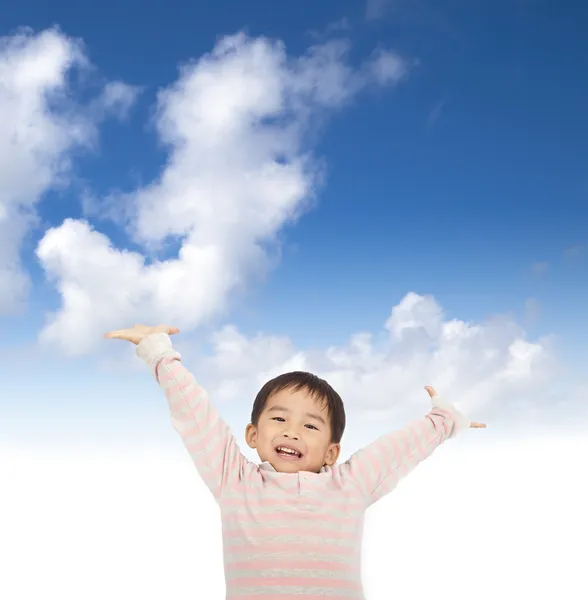 Azjatycki dziecko podnosząc ręce na tle nieba — Zdjęcie stockowe