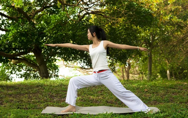 Donna yoga su erba verde — Foto Stock