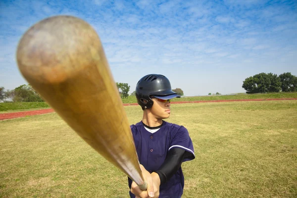 Baseballspelare sitter med basebollträ — Stockfoto