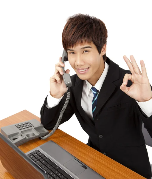 Genç işadamı telefon ok el hareketi ile tutarak — Stok fotoğraf