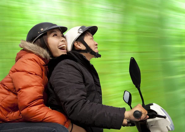Szczęśliwa para, jazda na rowerze w czasie wiosny — Zdjęcie stockowe