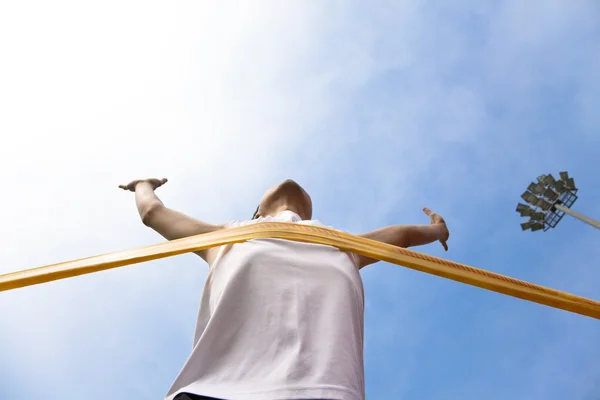 Atleta vencedor com fundo em nuvem — Fotografia de Stock