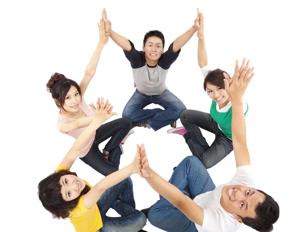 Ευτυχισμένη ομάδα νέων που συνδέουν τα χέρια που απομονώνονται σε λευκό — Φωτογραφία Αρχείου