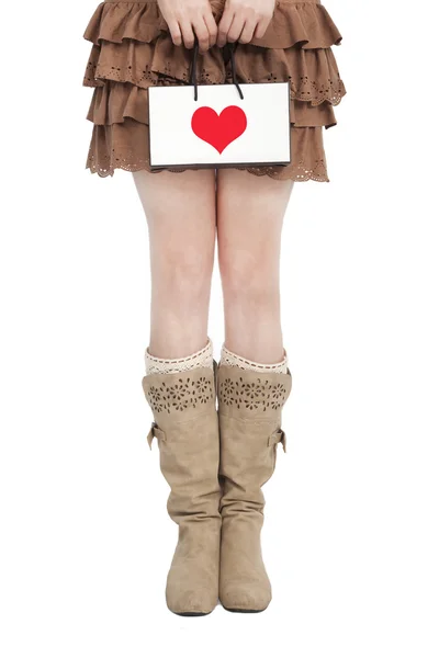 Mujer de moda sosteniendo bolsa de compras corazón rojo — Foto de Stock