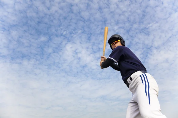 Giovane giocatore di baseball pronto per l'swing — Foto Stock
