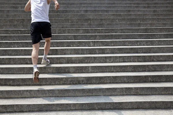 Correndo homem nas escadas — Fotografia de Stock
