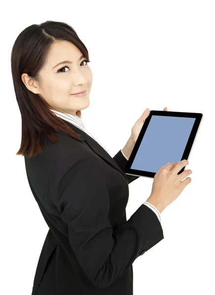 Улыбающаяся деловая женщина с планшетным компьютером и изолированной на белом — стоковое фото