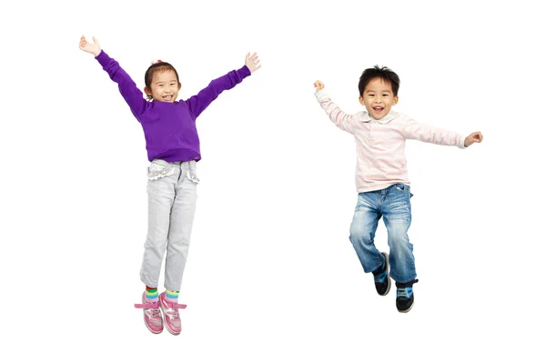 Szczęśliwy chłopiec i dziewczynka skacze razem — Zdjęcie stockowe