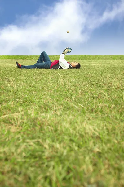年轻男子躺在草地上，国际剑联 — 图库照片