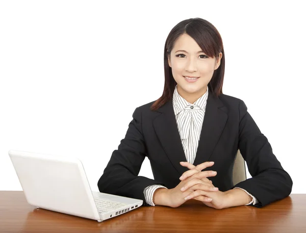Aziatische zakenvrouw met laptop — Stockfoto